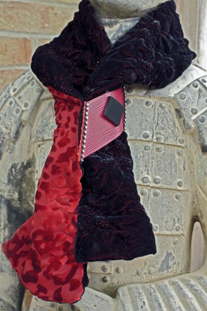 collier de velours floqué grenat et velours dévoré rouge, cuir et onyx sablé